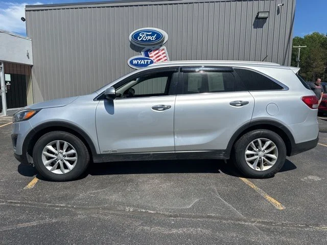 Used 2017 Kia Sorento LX with VIN 5XYPGDA51HG272087 for sale in Manistee, MI
