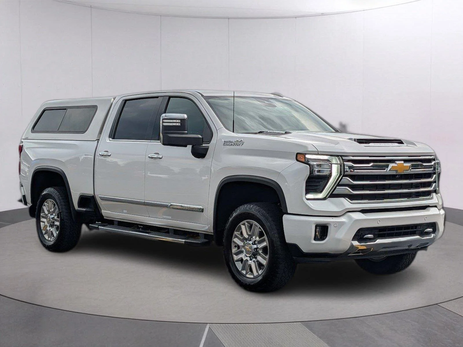 Used 2024 Iridescent Pearl Tricoat Chevrolet High Country image 8