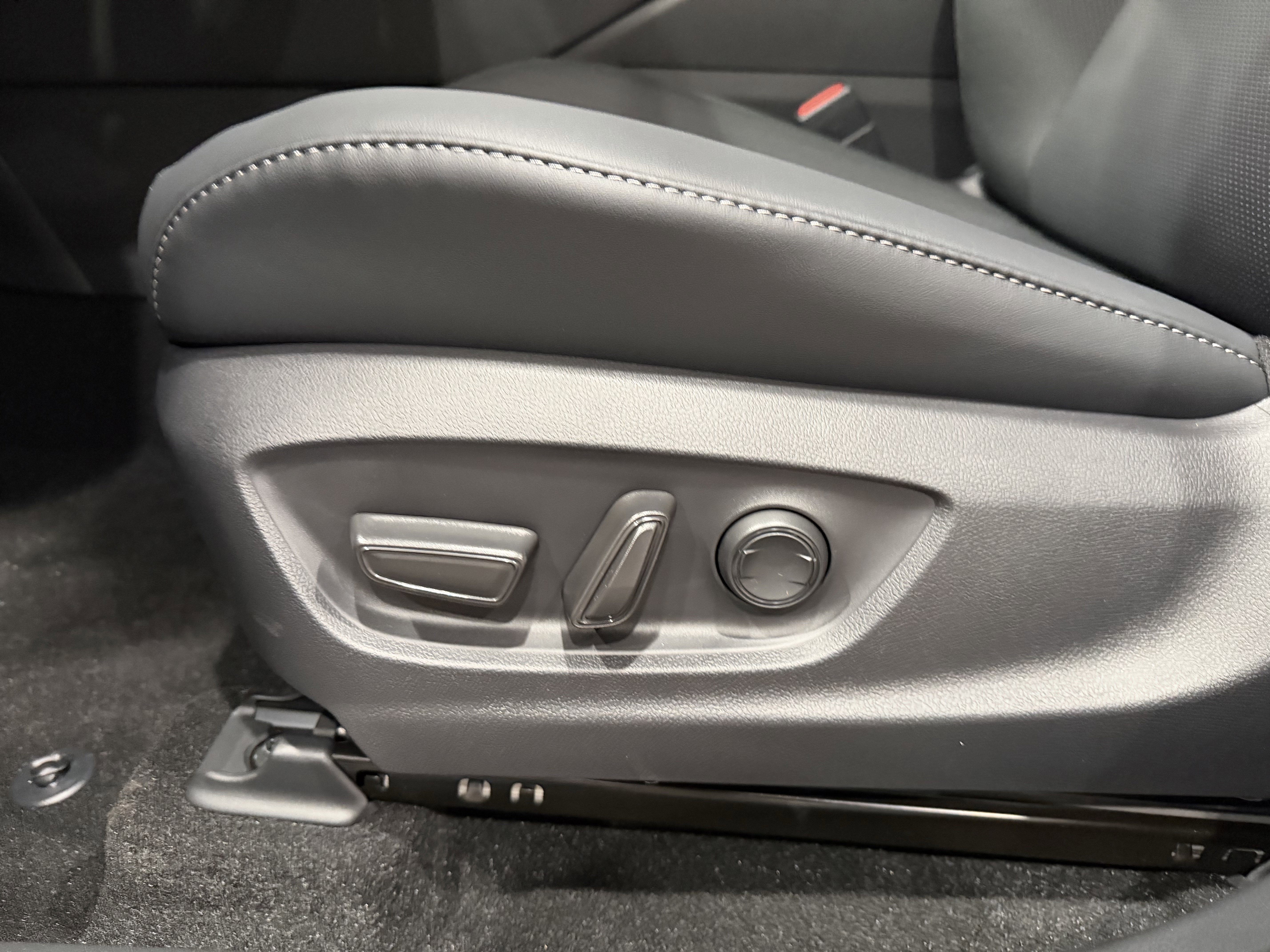 2025 Toyota Crown Signia XLE - Photo 29