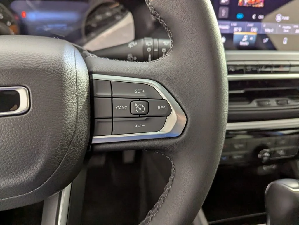 New 2026 Hydro Blue Pearlcoat Jeep Latitude Altitude image 20