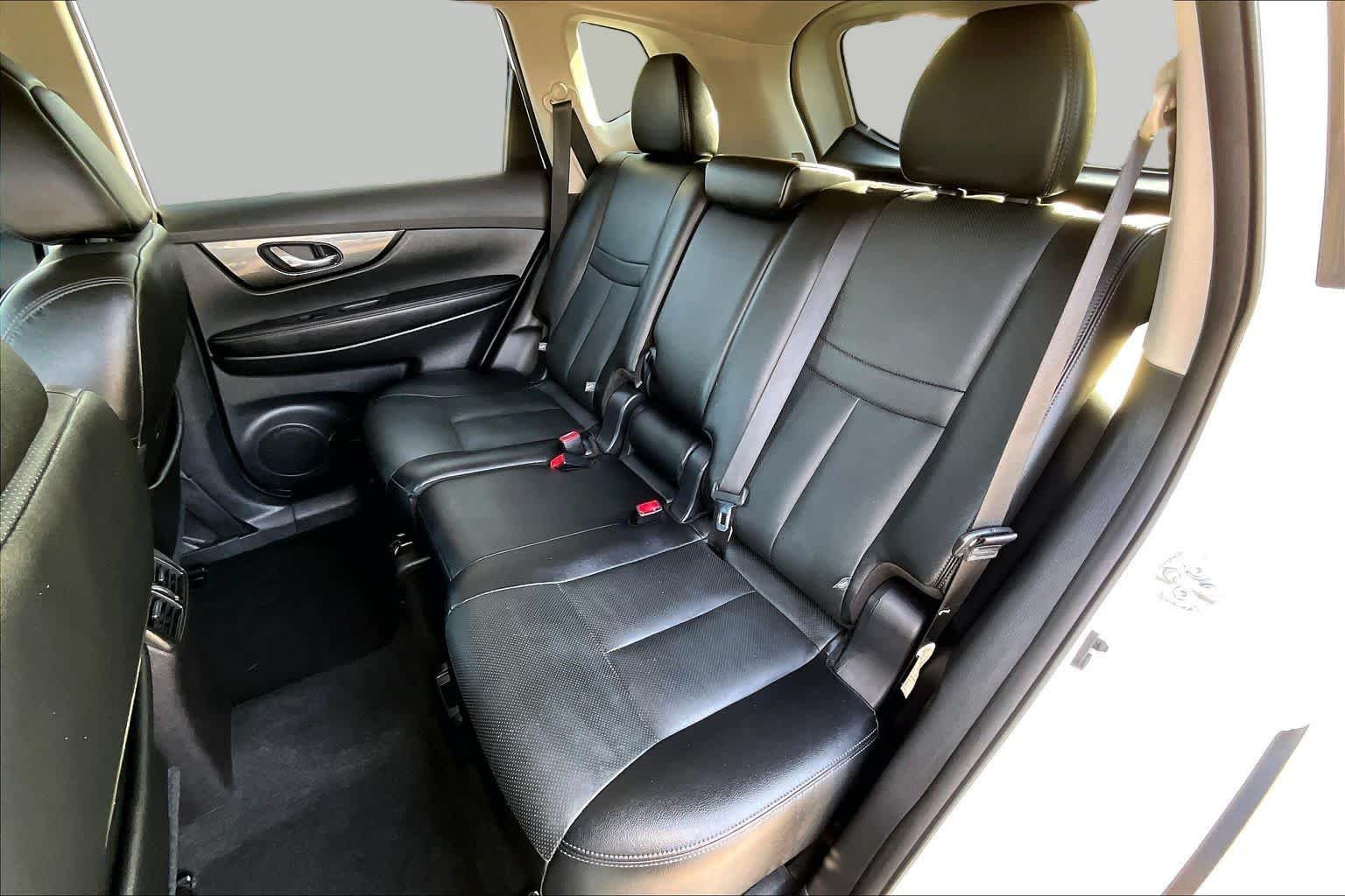 Used 2016 Pearl White Nissan SL image 19