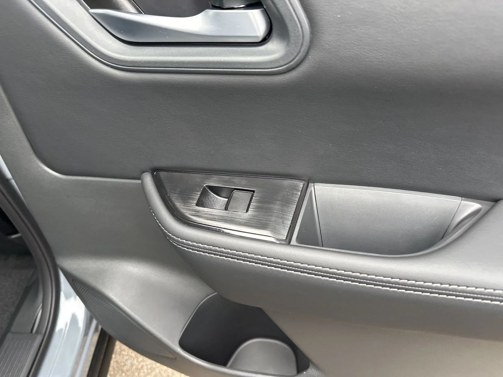 New 2026 Boulder Gray Pearl Nissan SV image 29