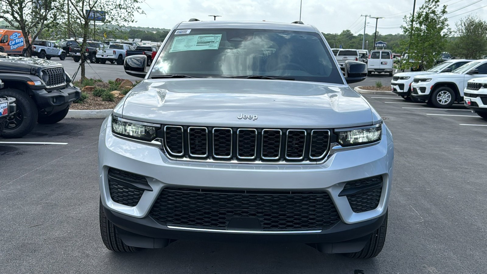 New 2026 Silver Zynith Exterior Paint Jeep Laredo X image 2