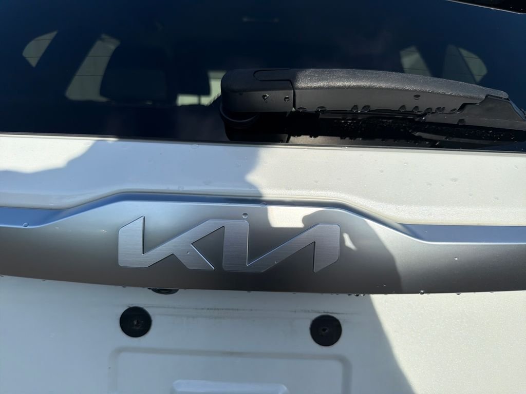 Used 2023 White Kia S image 17