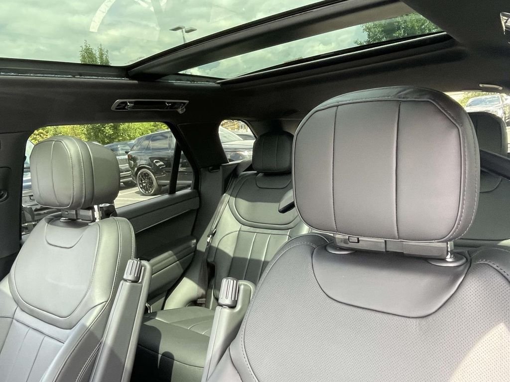 New 2026 Santorini Black Land Rover Dynamic SE image 15