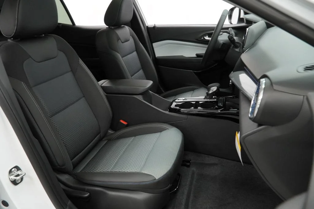 New 2026 Summit White Chevrolet LT image 29