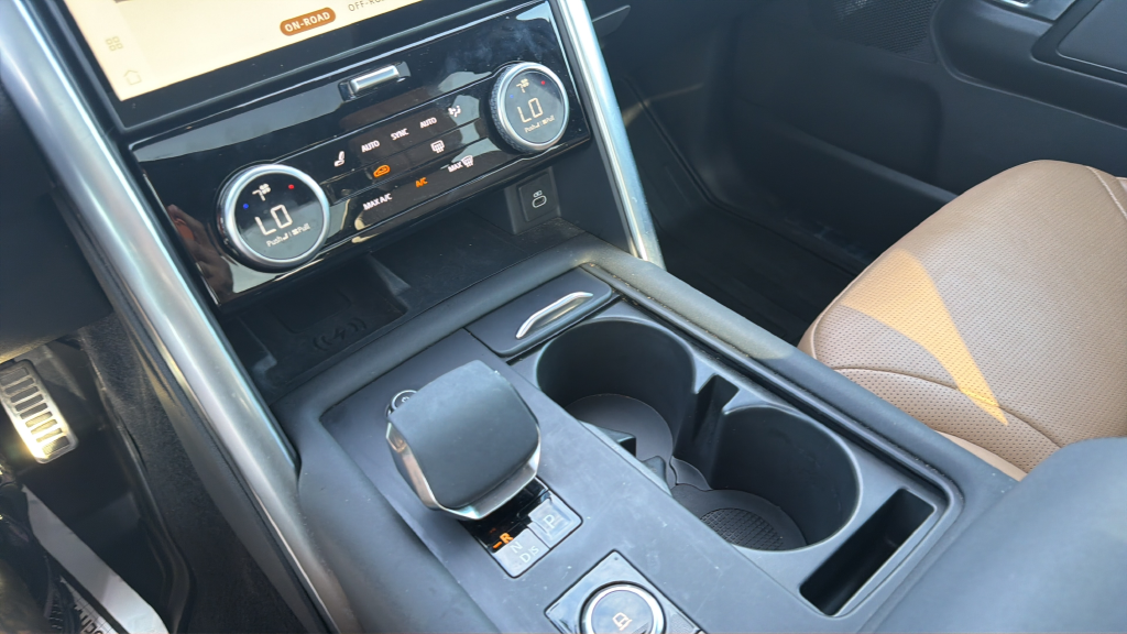 Used 2024 Lantau Bronze Metallic Land Rover Dynamic SE image 21