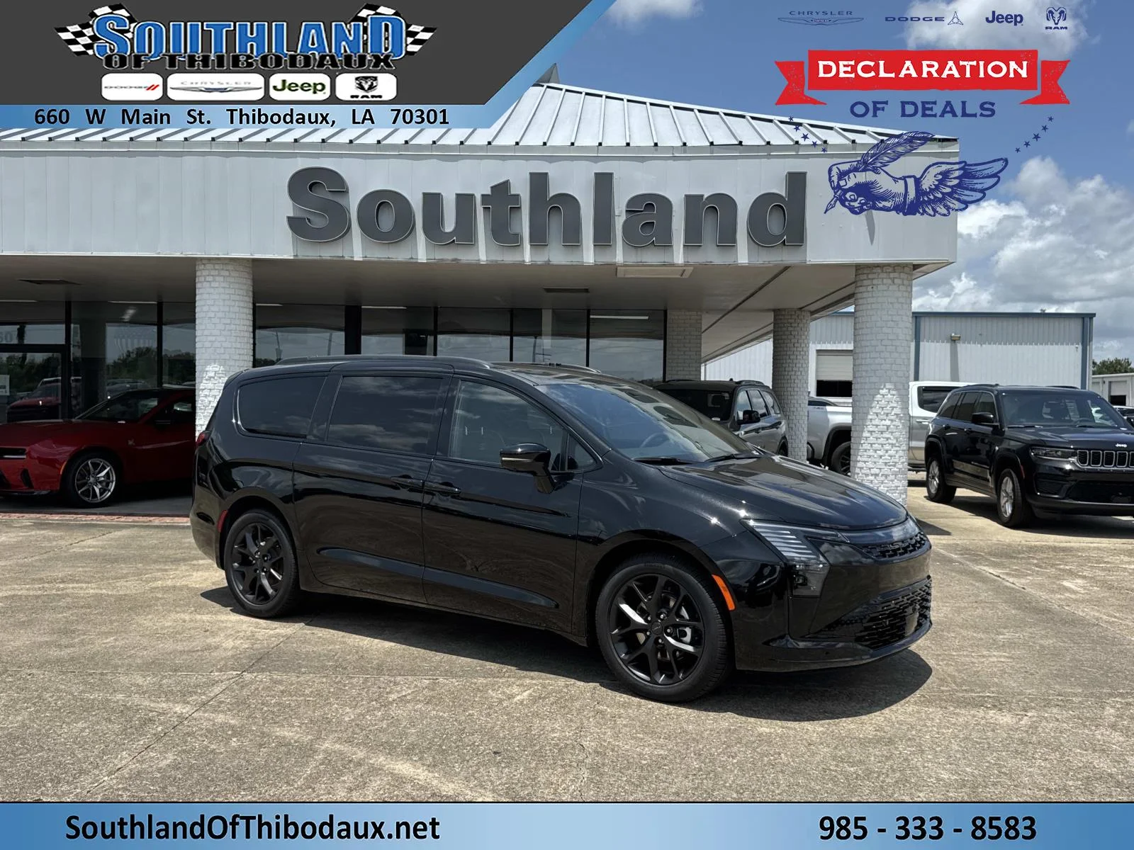 2027 Chrysler Pacifica Limited's photo
