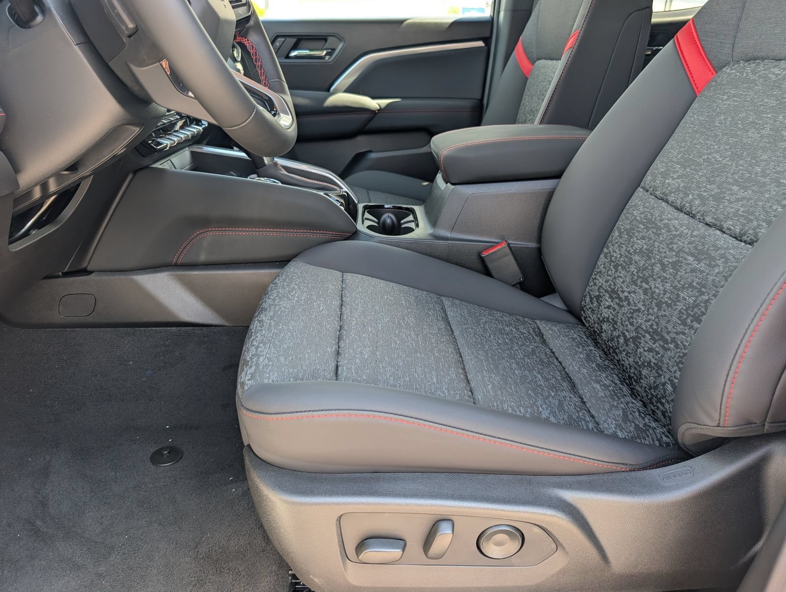 2026 Chevrolet Colorado Z71 - Photo 8