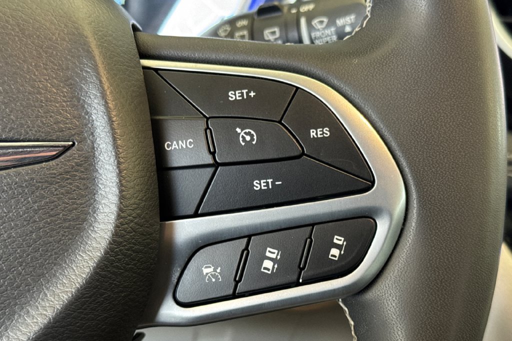 Used 2024 Bright White Clearcoat Chrysler Select image 28