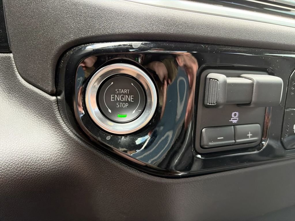 Used 2025 White GMC Elevation image 28