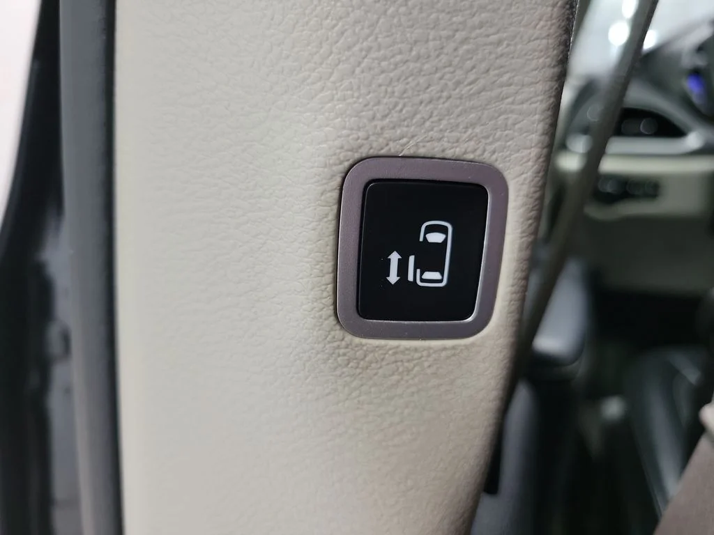 Used 2022 Black Chrysler Touring L image 31