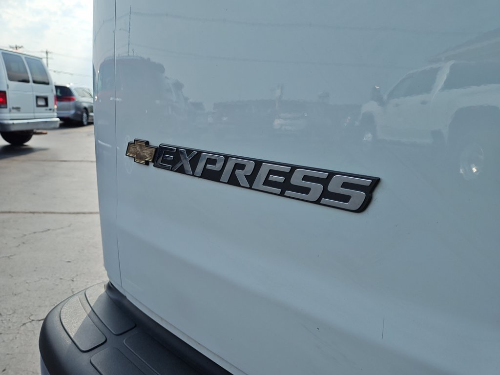 Used 2025 White Chevrolet LT image 26