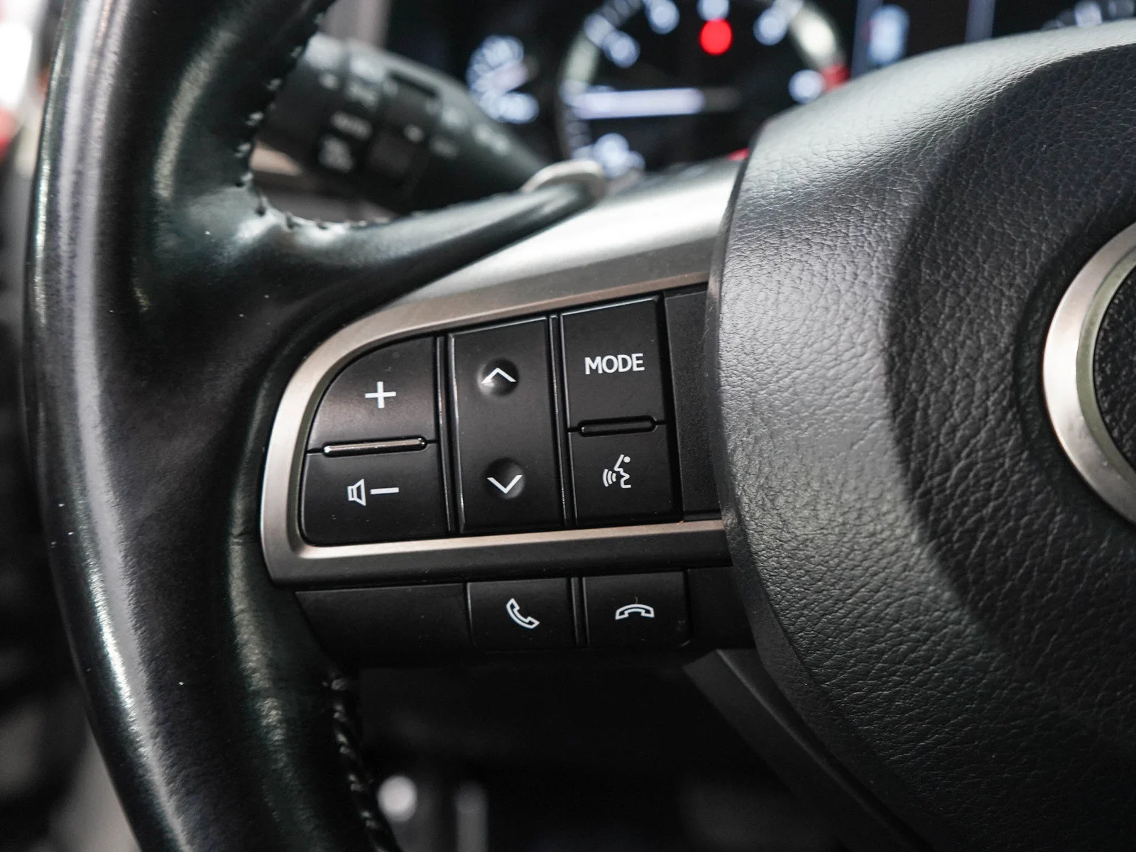 Used 2018 Silver Lexus 570 image 31