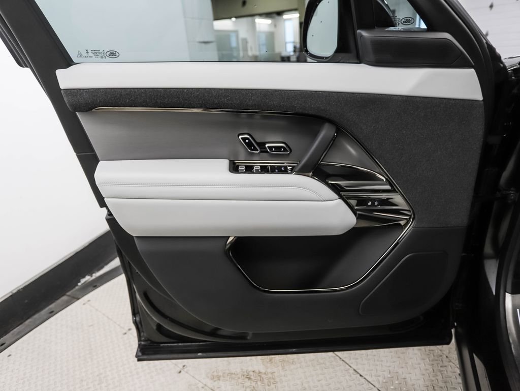 Used 2024 Santorini Black Metallic Land Rover SE image 9