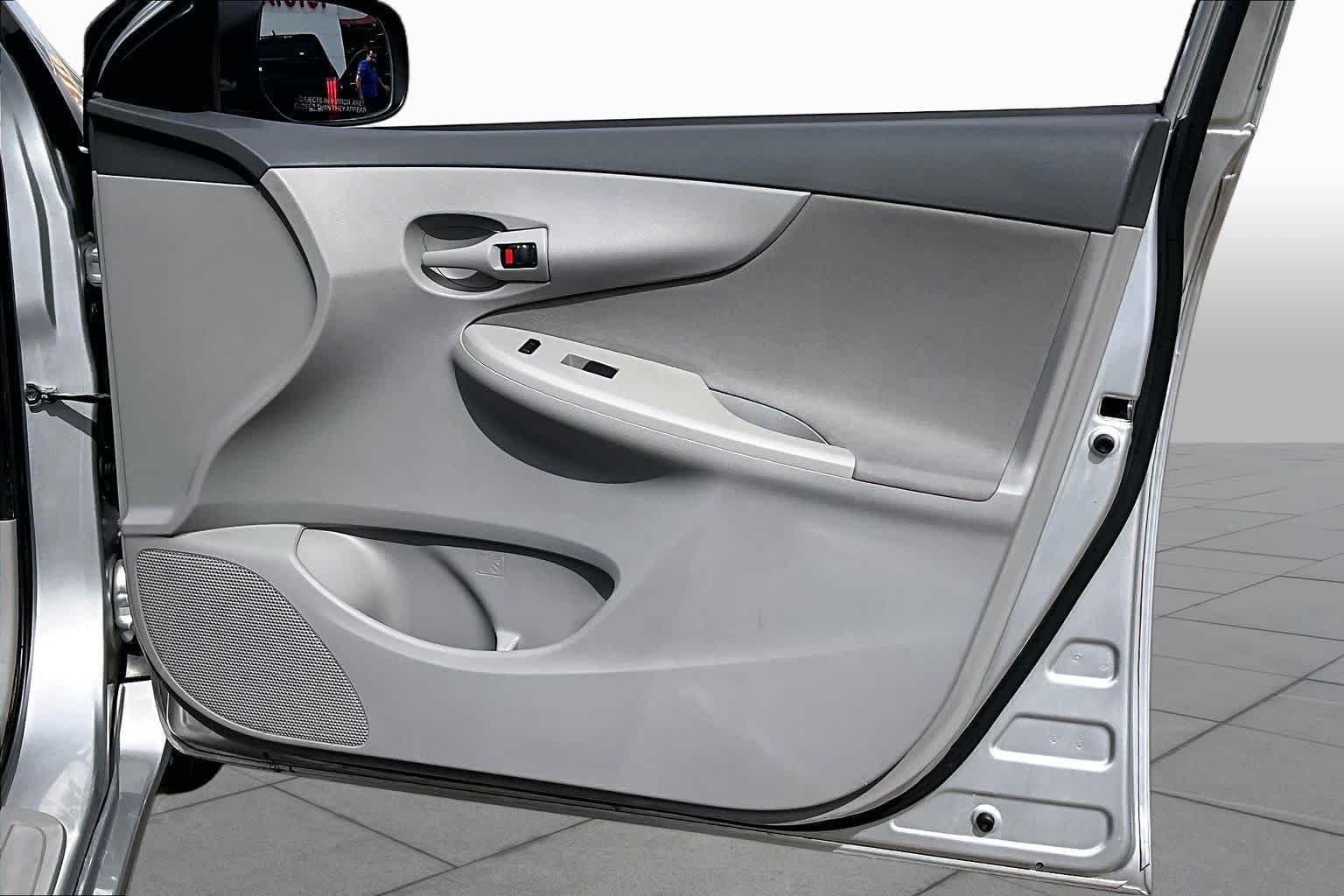 Used 2009 Classic Silver Metallic Toyota LE image 19
