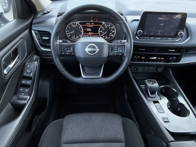 Used 2025 White/off-white Nissan SV FWD image 10