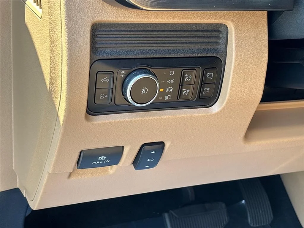 Used 2025 White Ford Lariat image 27