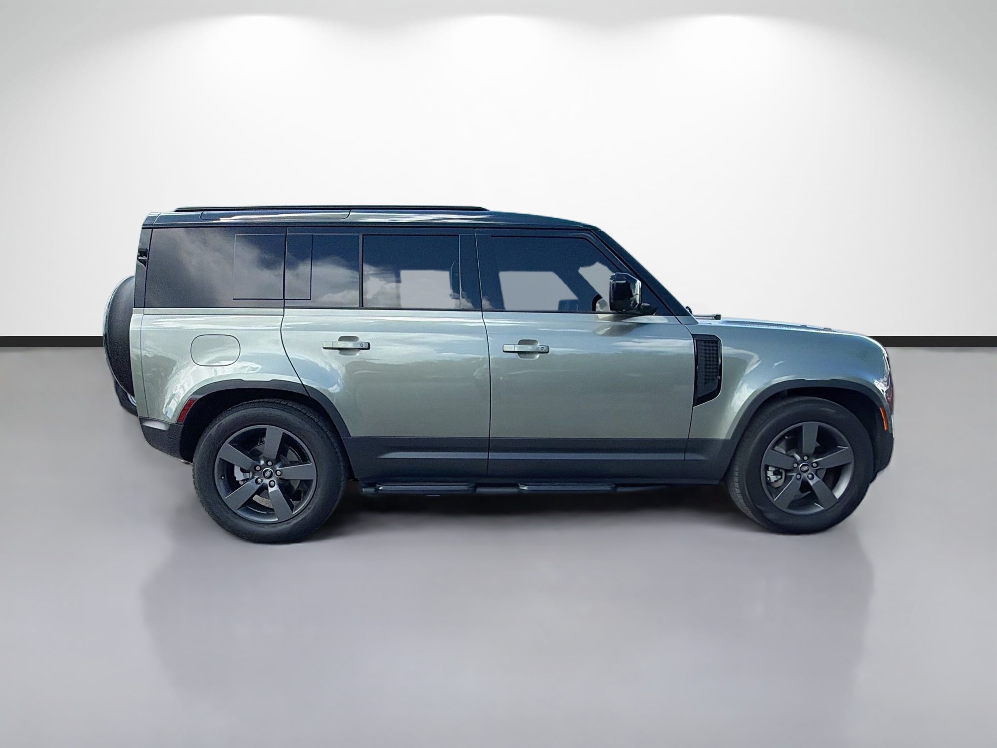 Certified Used 2025 Green Metallic Land Rover S image 6