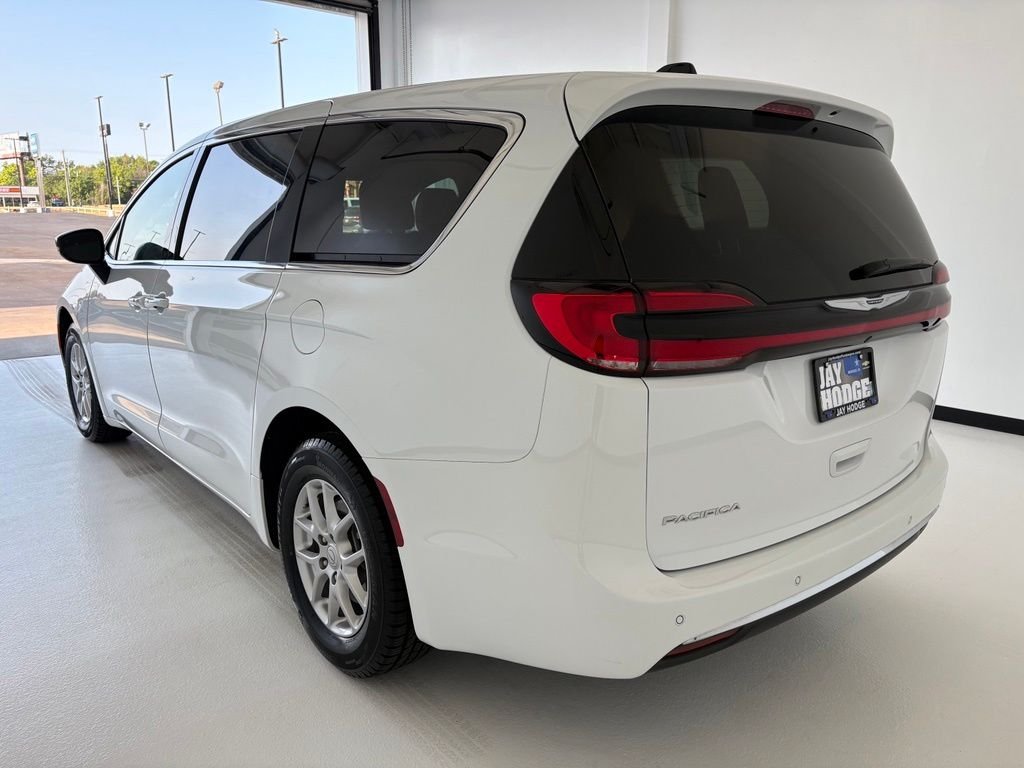 Used 2025 White Chrysler Select image 21