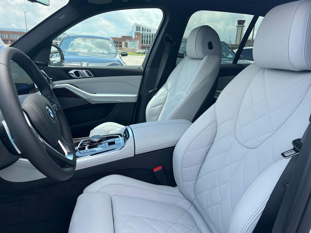 New 2026 Mineral White Metallic BMW xDrive40i image 3