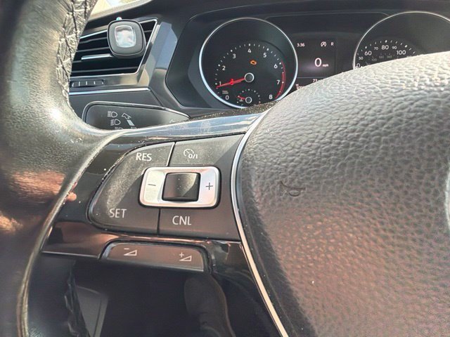 Used 2018 Pearl Metallic Volkswagen SE image 21