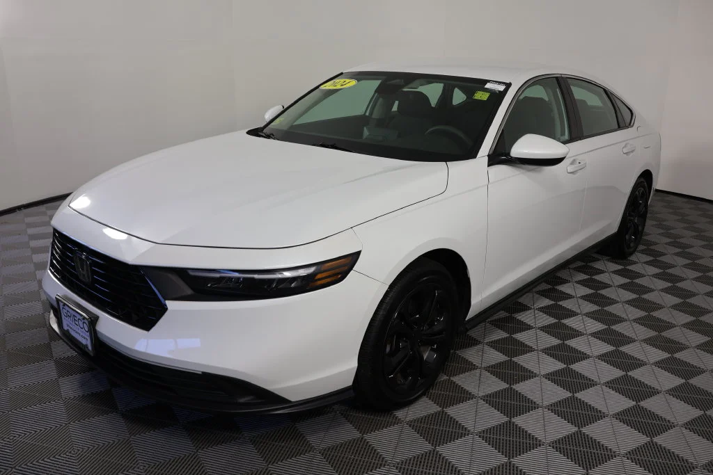 Used 2024 Platinum White Pearl Honda LX image 4
