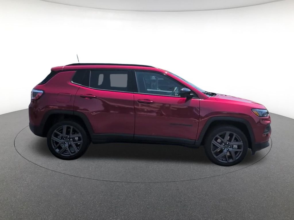 New 2026 Red Hot Pearl-Coat Exterior Paint Jeep Latitude image 3