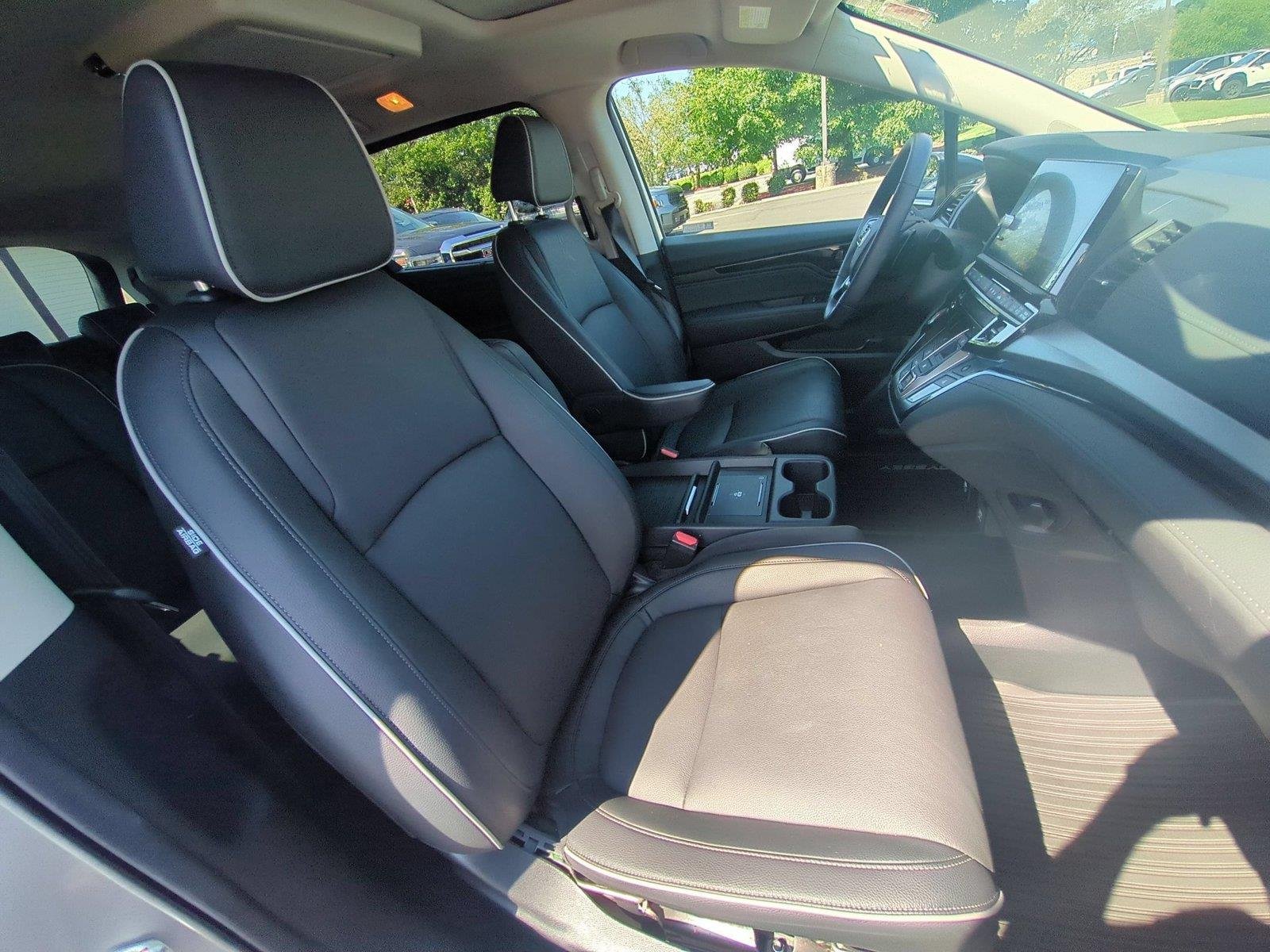 Used 2025 Solar Silver Metallic Honda Touring image 41
