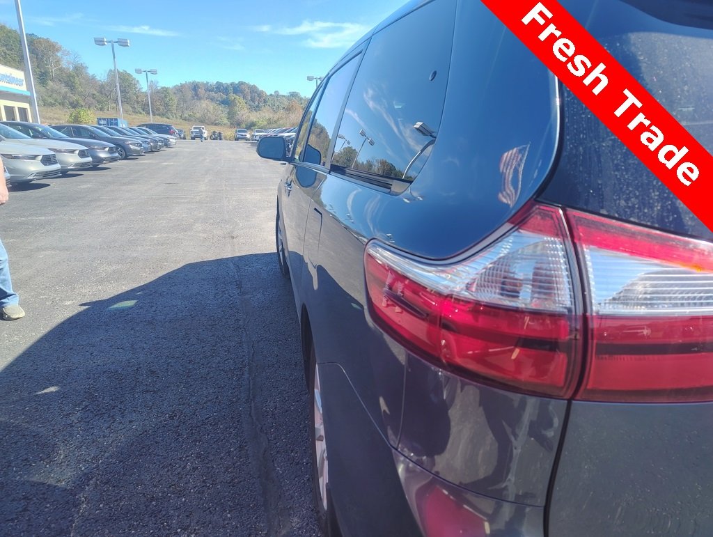 2017 Toyota Sienna XLE photo 4