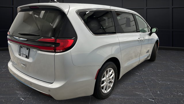 Used 2024 Silver Mist Clearcoat Chrysler Touring L image 8
