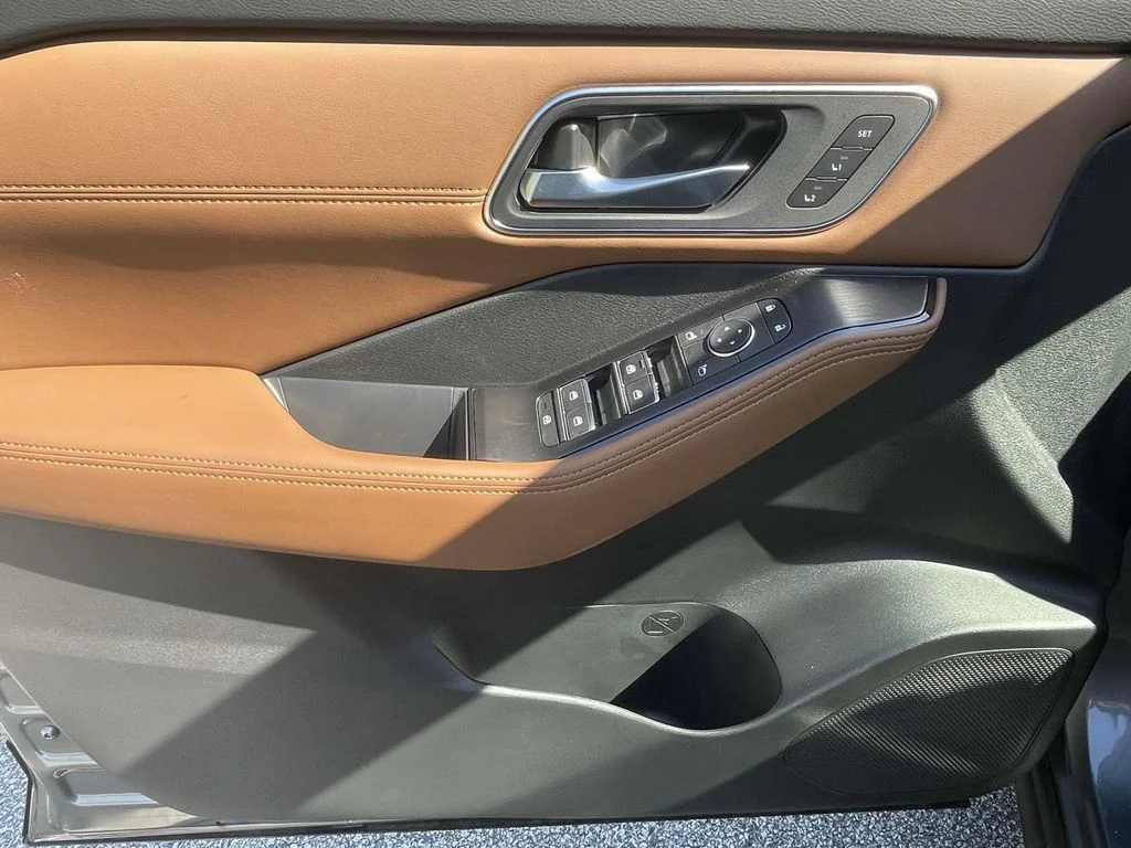 New 2026 Gray Nissan Platinum image 17