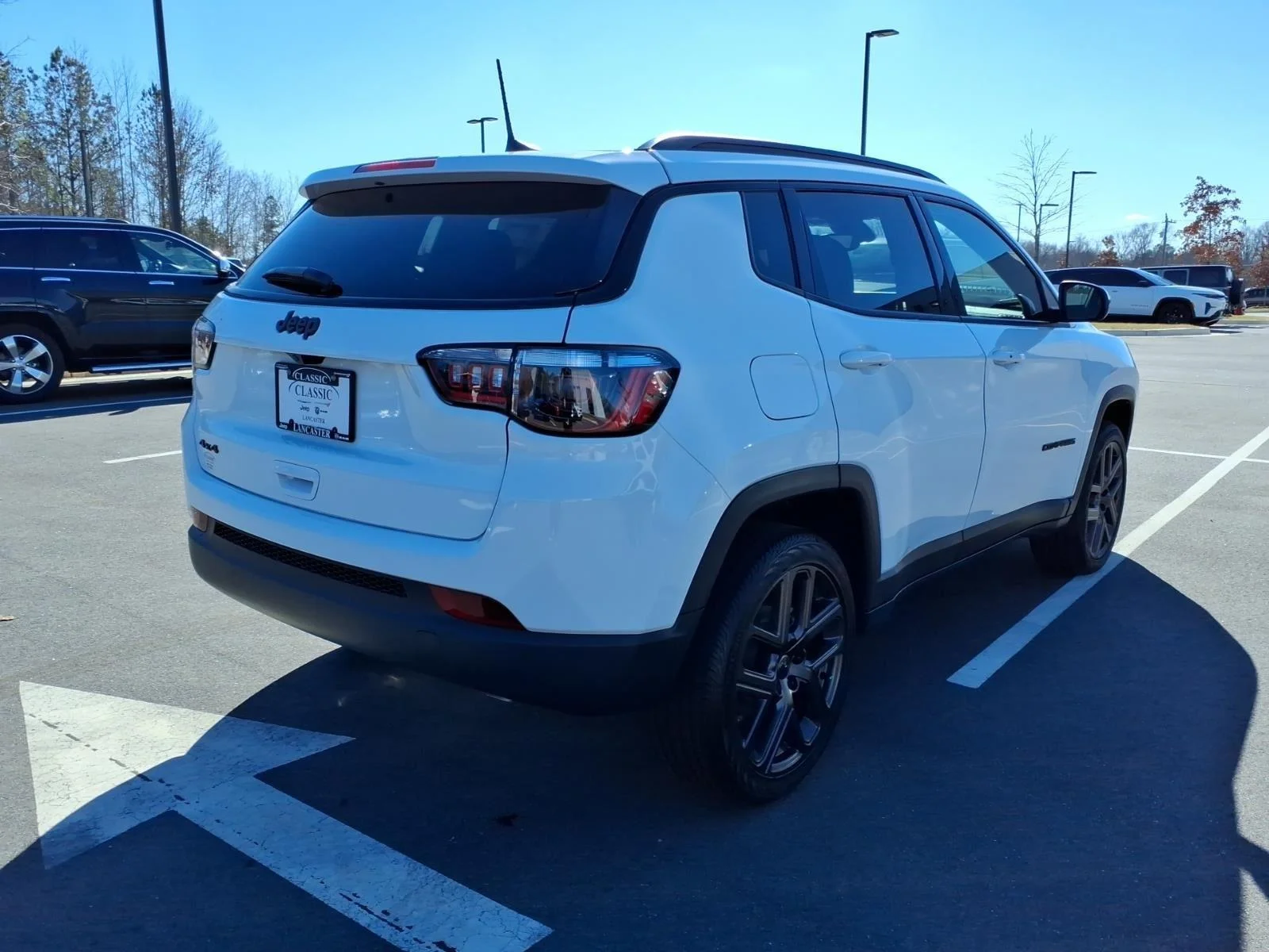 New 2026 Bright White Clear-Coat Exterior Paint Jeep Latitude Altitude image 26