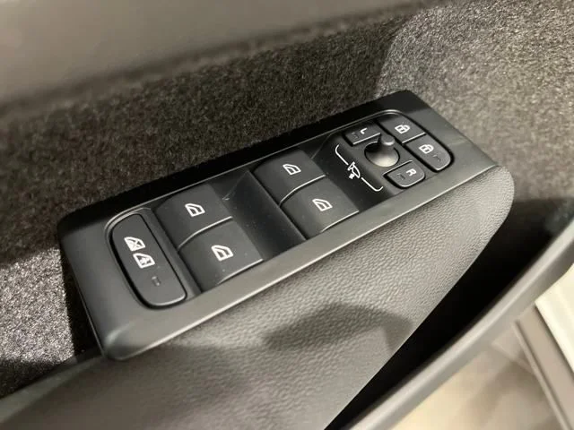2026 Volvo XC40 Ultra - Photo 11