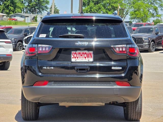 Certified Used 2022 Diamond Black Crystal Pearlcoat Jeep Latitude image 6