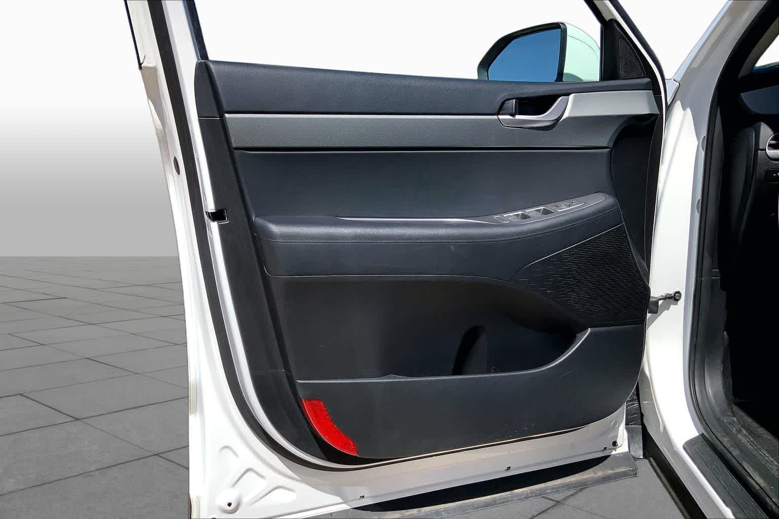 Used 2025 Hyper White Hyundai SEL image 22