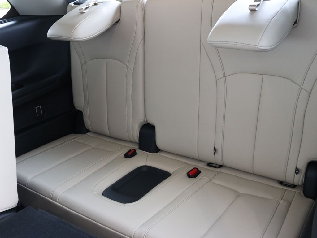 Used 2023 White INFINITI LUXE image 34