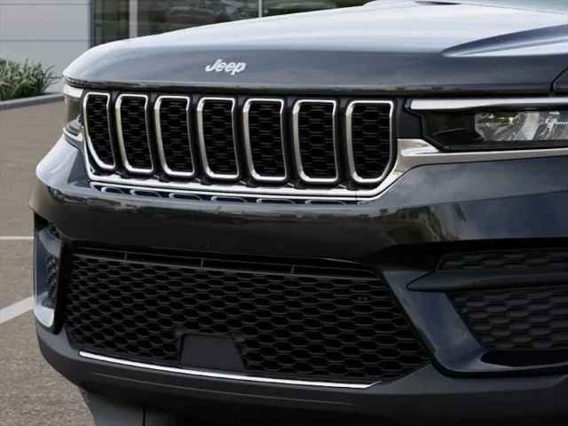New 2026 Diamond Black Crystal Pearl-Coat Exterior Paint Jeep Laredo image 37