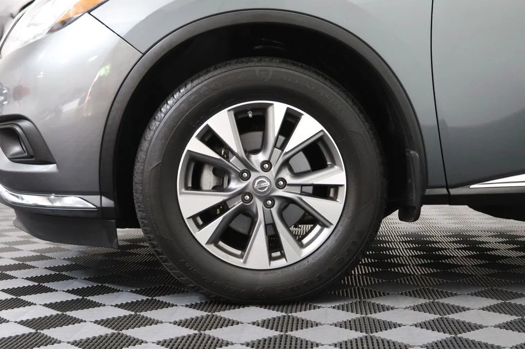 Used 2015 Gray Nissan SL image 5