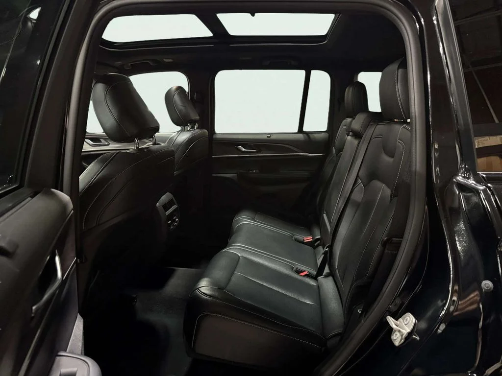 Used 2024 Diamond Black Crystal Pearlcoat Jeep Limited image 24