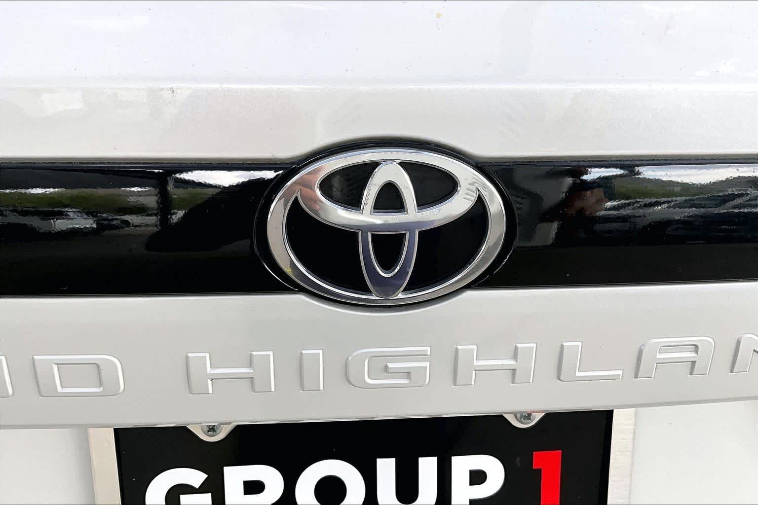 Used 2024 Wind Chill Pearl Toyota XLE image 30