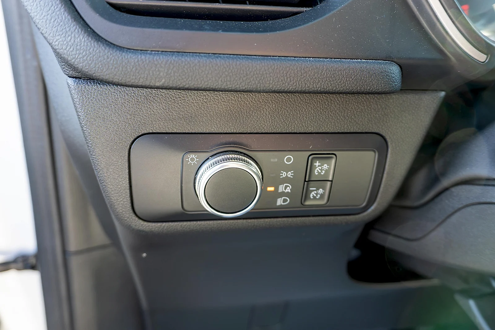 Used 2021 Oxford White Ford SE image 18