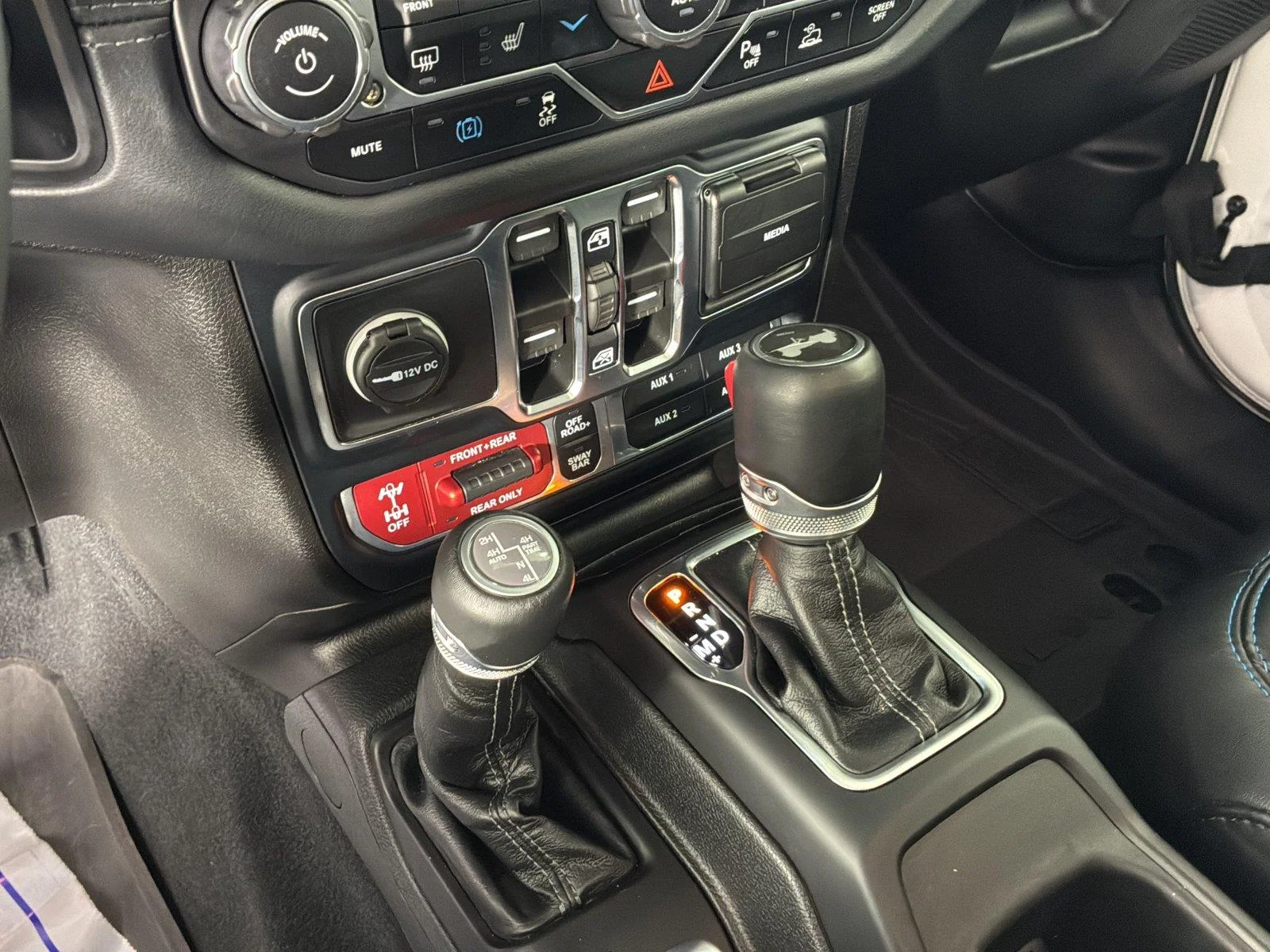 Used 2024 Bright White Clearcoat Jeep Rubicon X image 38