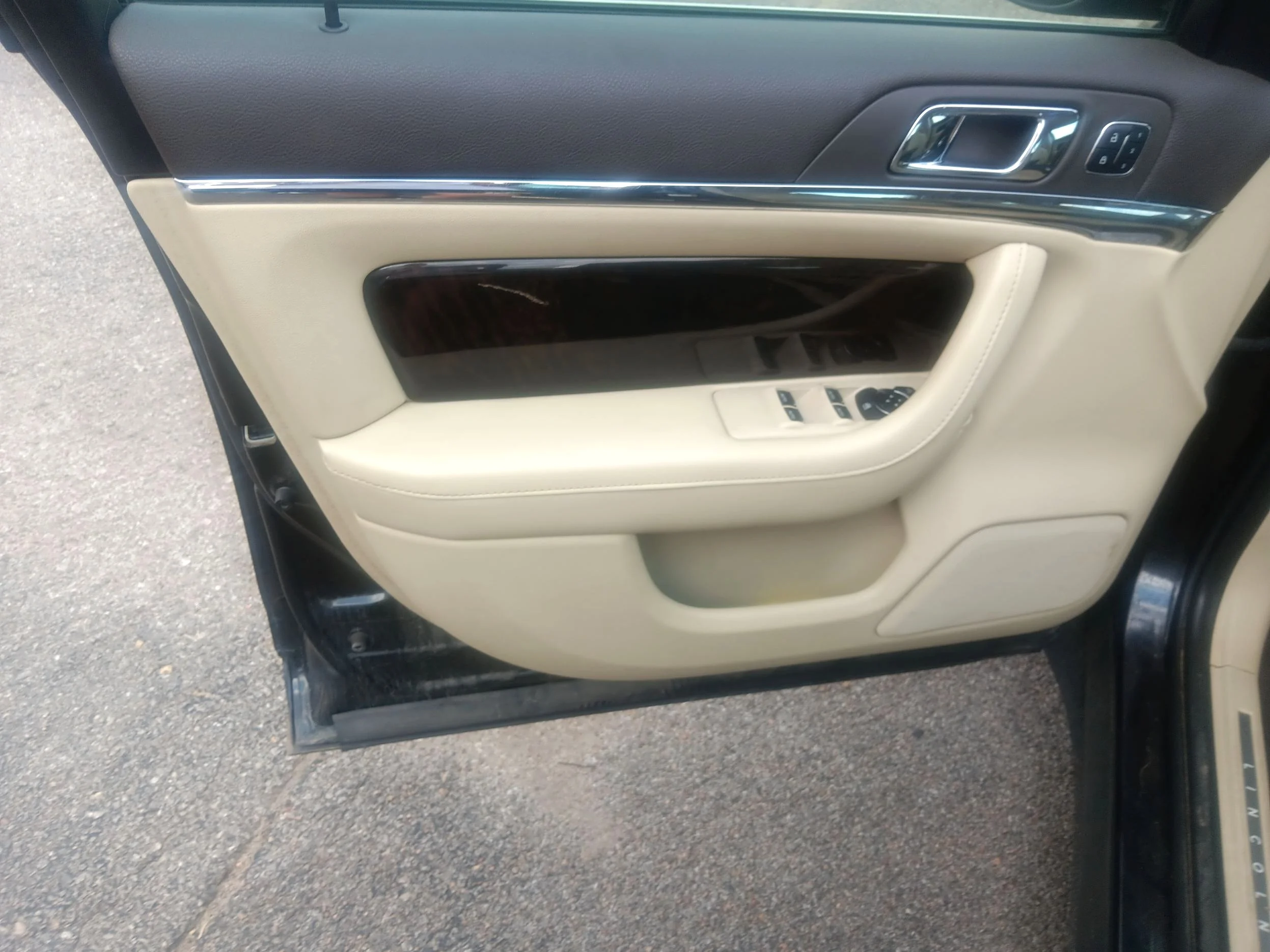 Used 2014 Black Lincoln base image 18