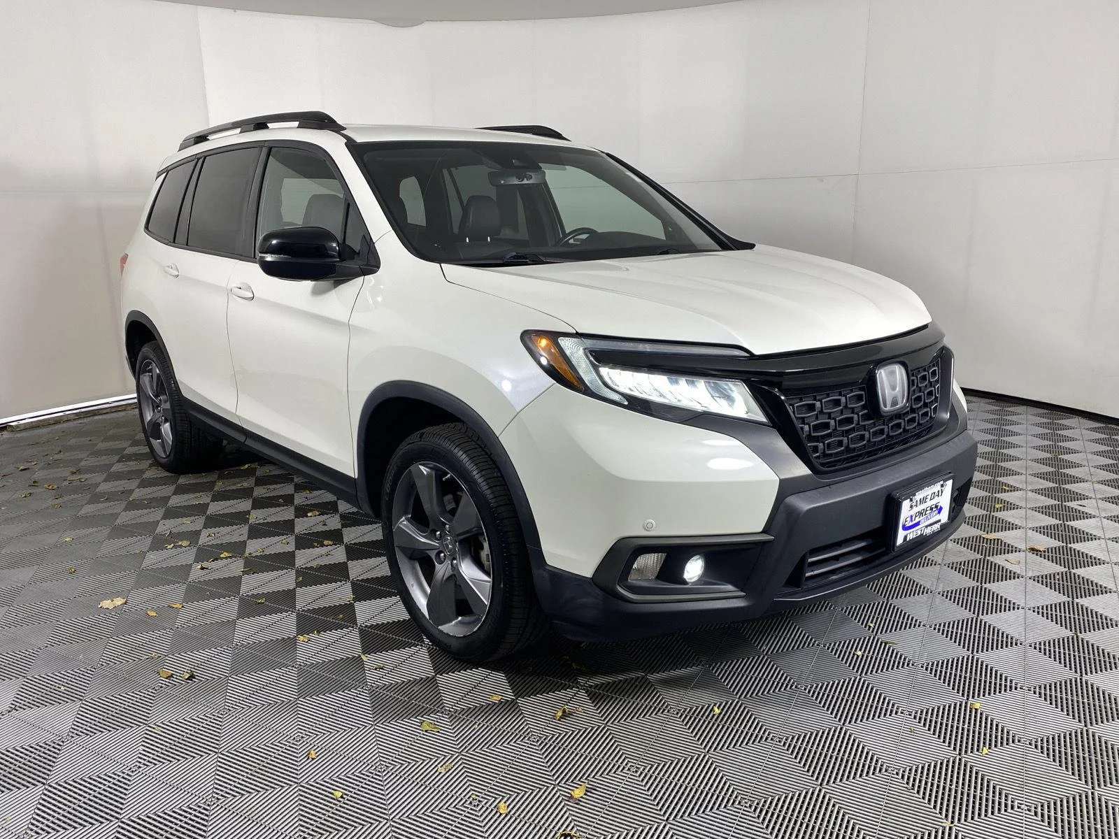 Used 2019 White Diamond Pearl Honda Touring image 11