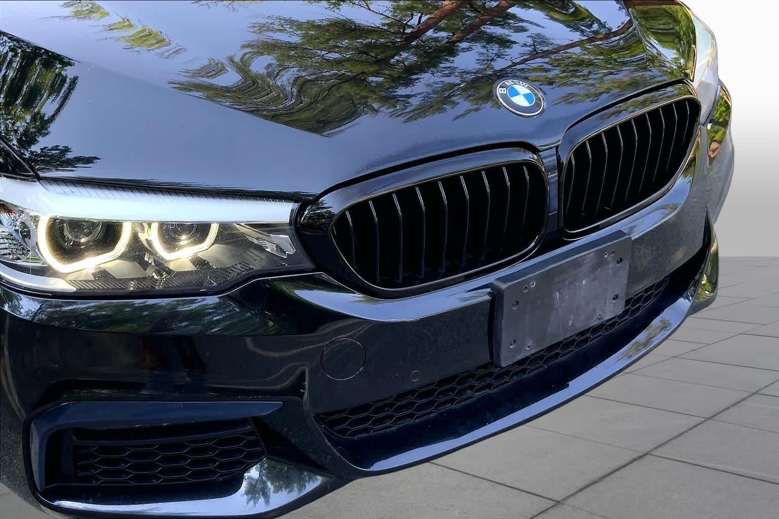 Used 2020 Black Sapphire Metallic BMW 530i xDrive image 29