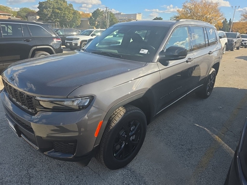2025 Jeep Grand Cherokee Altitude photo 3