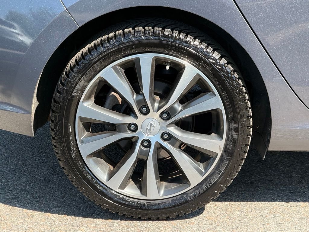 Used 2018 White Hyundai Base image 6