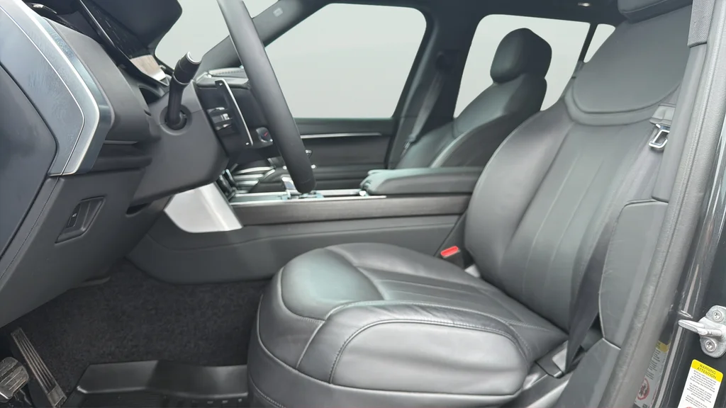 Used 2023  Land Rover SE image 18