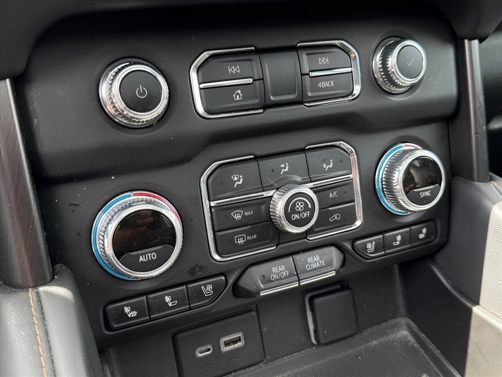 Used 2022 White Frost Tricoat GMC AT4 image 14